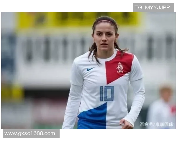 荷兰足球球星妻子背后的故事：从默默支持到闪耀人生的蜕变